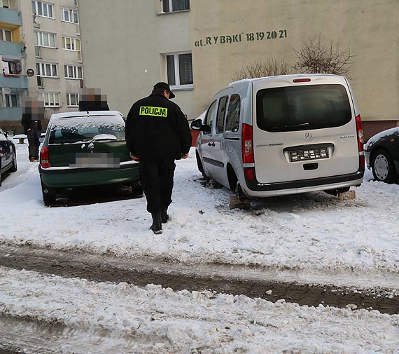 Okradli i uszkodzili Mercedesa. Kradzież„na chama”
