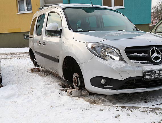 Okradli i uszkodzili Mercedesa. Kradzież„na chama”