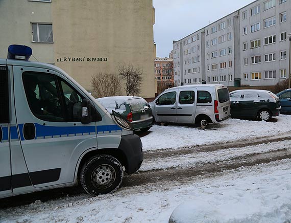 Okradli i uszkodzili Mercedesa. Kradzież„na chama”