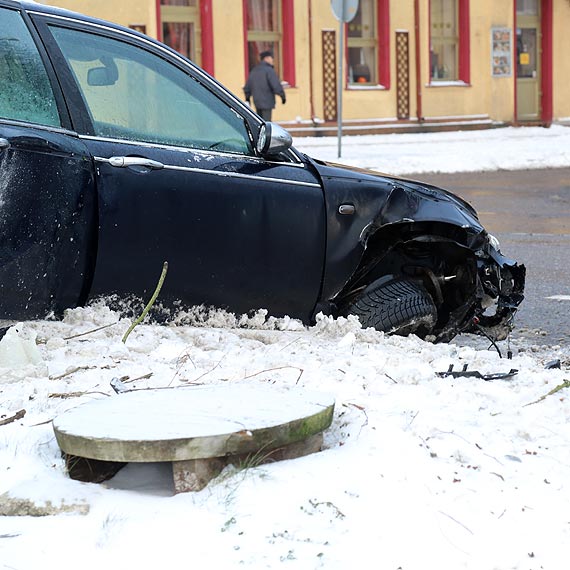 Podróż z promilami zakończona na betonowej donicy