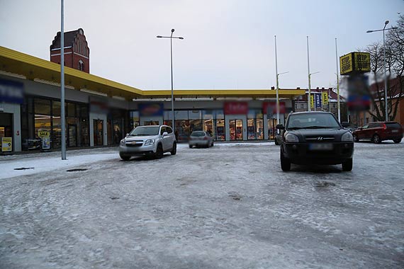 Oblodzony parking Stop Shop jest idealny dla kaskaderów, nie dla kierowców i przechodniów...