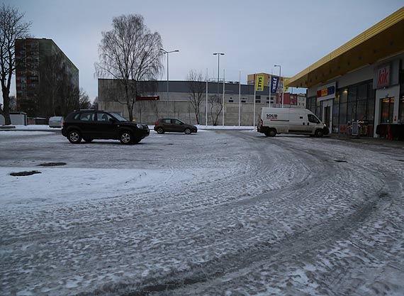 Oblodzony parking Stop Shop jest idealny dla kaskaderów, nie dla kierowców i przechodniów...