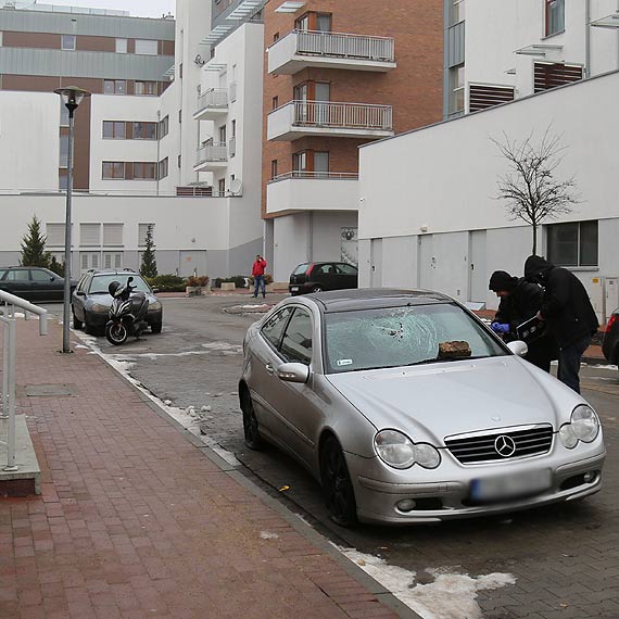Mercedes zdemolowany na „Platanie”. Policja szuka sprawcw