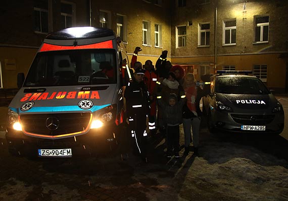 Dziś jest „Dzień Odblasków”! Pogotowie Ratunkowe przy współpracy z Policją, zaświeciło przykładem i obdarowało młodzież odblaskami!
