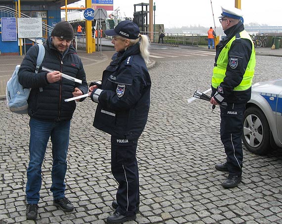 Dzień odblasków - świnoujscy policjanci włączyli się do akcji