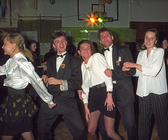 Wspomnień czar...Studniówka początku lat 90. Zobacz fotogalerię!