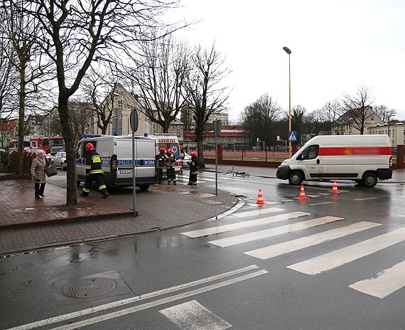 Wypadek na feralnym skrzyowaniu. Kierowca samochodu dostawczego potrci 58 - letniego rowerzyst! By pod wpywem alkoholu!  