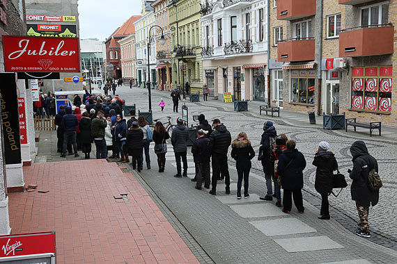Pczkomania dotara do winoujcia! Ogromna kolejka do pczkarni Babci Jaci przy Bohaterw Wrzenia!