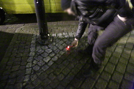 Mokry chodnik i latarnie uliczne byy pod napiciem! Teren przy kociele grozi poraeniem prdem! Zobacz film!