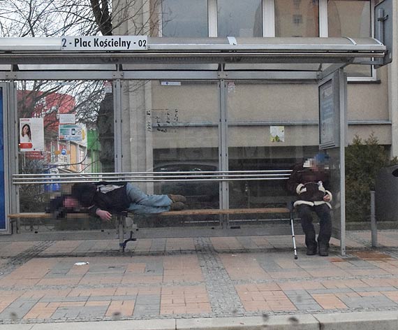 Czytelnik: Czekajc na autobus... 