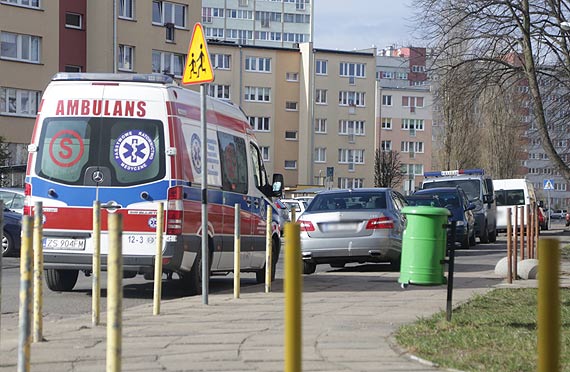 Pies zaatakował około 3-letnie dziecko! Pogryziony maluch został przetransportowany helikopterem do szpitala