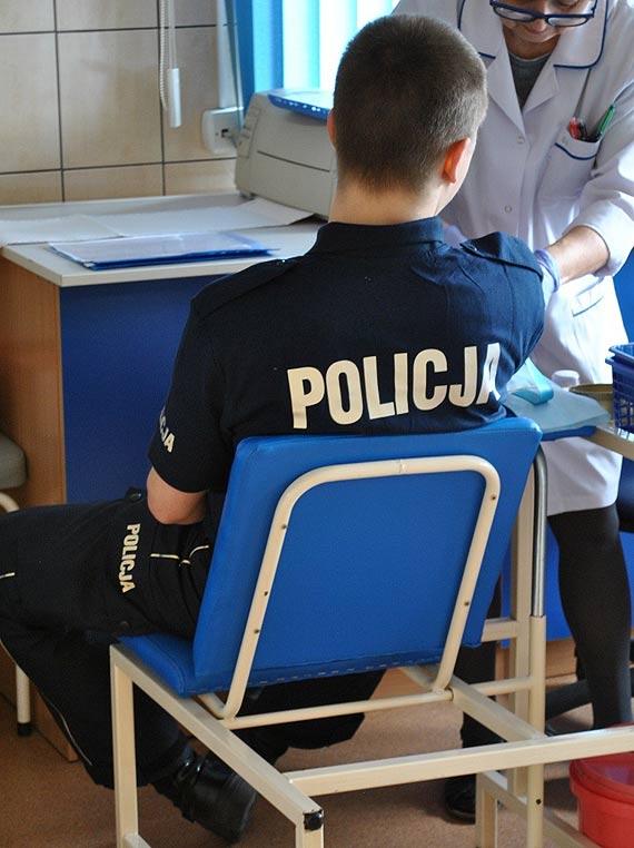 Polała się krew „spoKREWnionych służbą”