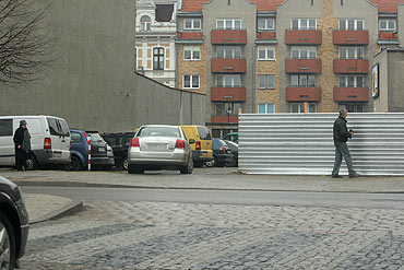 Ogrodzili si