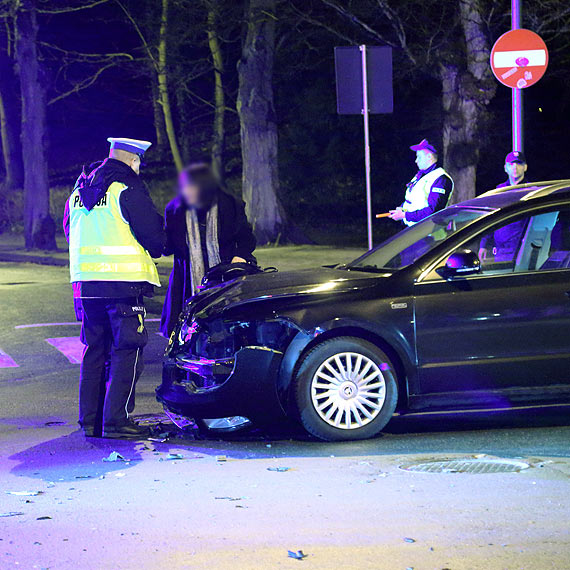 Mężczyzna kierujący skodą uderzył w nadjeżdżające BMW