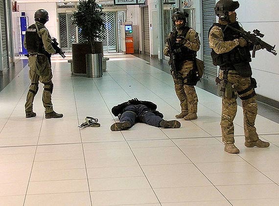 Uzbrojeni terroryści wtargnęli do Centrum Handlowego - ćwiczenia służb