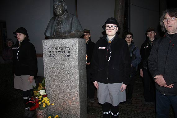 Modlitwy, znicze i harcerska warta w rocznicę śmierci Jana Pawła II