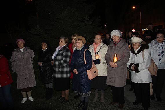 Modlitwy, znicze i harcerska warta w rocznicę śmierci Jana Pawła II