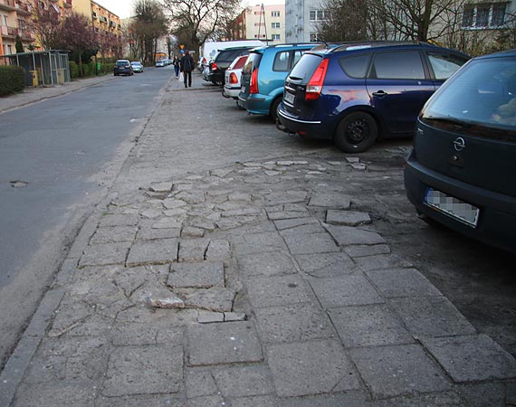 Na chodniku przy ulicy Rybaki można połamać nogi! Mieszkańcy proszą o pomoc