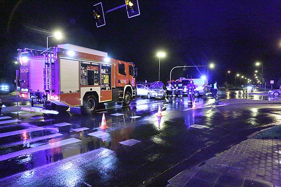 Trudny wieczór dla kierowców - mżawka, wyłączone sygnalizacje i dwa zdarzenia