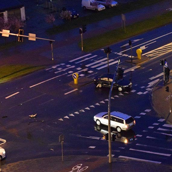 Trudny wieczór dla kierowców - mżawka, wyłączone sygnalizacje i dwa zdarzenia
