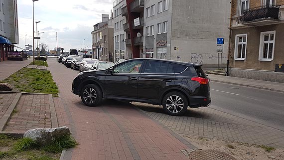 Mistrz parkuje na ciece rowerowej