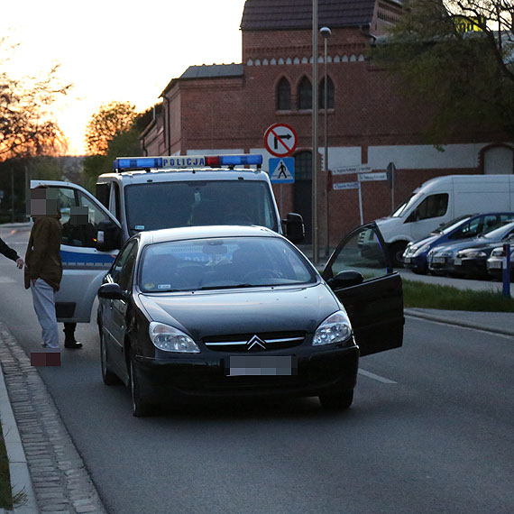 Jechał wężykiem i zwrócił uwagę przechodniów! Obywatelskie zatrzymanie w centrum miasta!