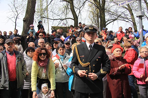 Największa flaga w Polsce zachwyciła ale przegrała walkę z wichurą