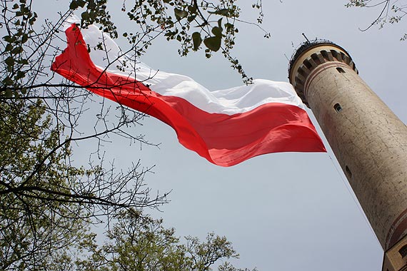 Największa flaga w Polsce zachwyciła ale przegrała walkę z wichurą