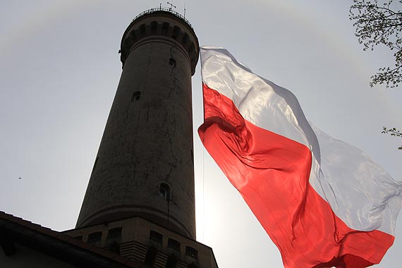 Największa flaga w Polsce zachwyciła ale przegrała walkę z wichurą