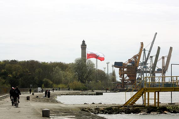 Największa flaga w Polsce zachwyciła ale przegrała walkę z wichurą