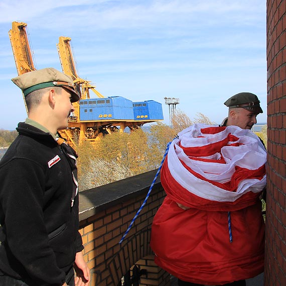 Największa flaga w Polsce zachwyciła ale przegrała walkę z wichurą