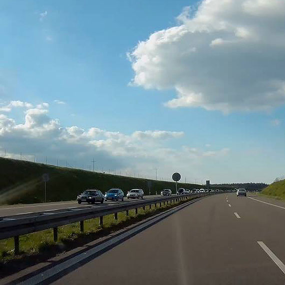 Czytelnik: Kierowca busa zablokował lewy pas ruchu. Król szos spowodował duży korek