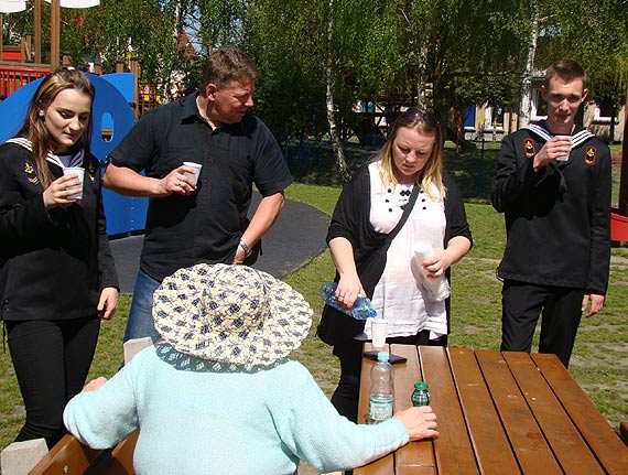 Wolontariusze z Zespołu Szkół Morskich z wizytą u seniorów