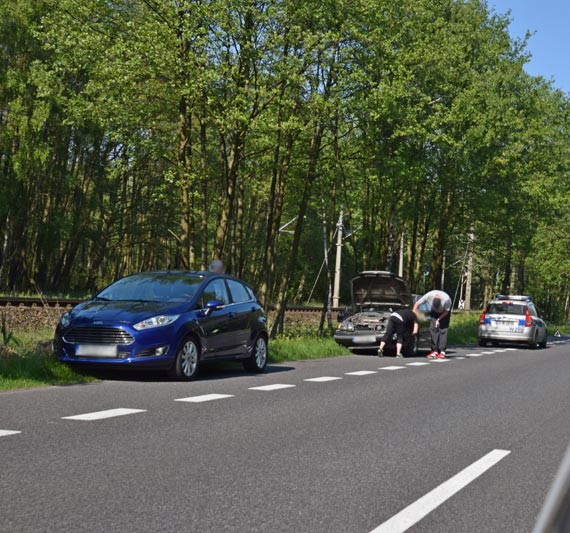 Włączając się do ruchu...nie zauważyła nadjeżdżającego samochodu i spowodowała kolizję