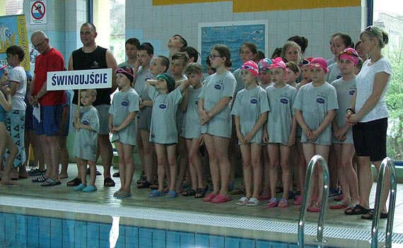 I miejse dzieci z sekcji sportowej OSiR na zawodach pywackich