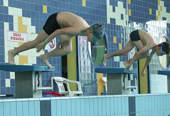 I miejse dzieci z sekcji sportowej OSiR na zawodach p³ywackich