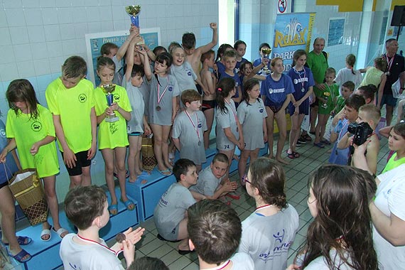 I miejse dzieci z sekcji sportowej OSiR na zawodach p³ywackich
