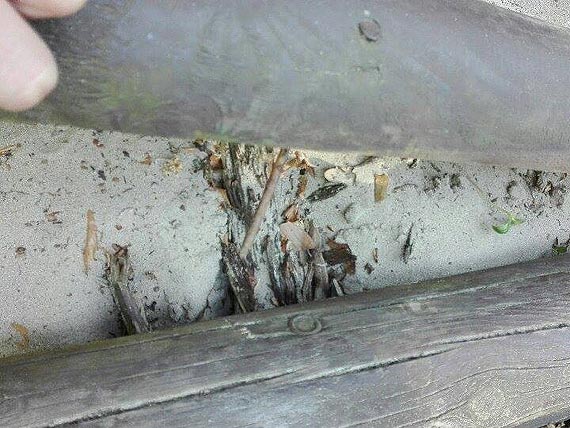 Wystające gwoździe i uszkodzona huśtawka. Plac zabaw przy Krzywoustego nadal czyha na dzieci