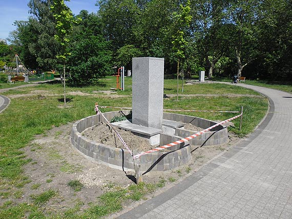 Symbole męskich organów przy placu zabaw?