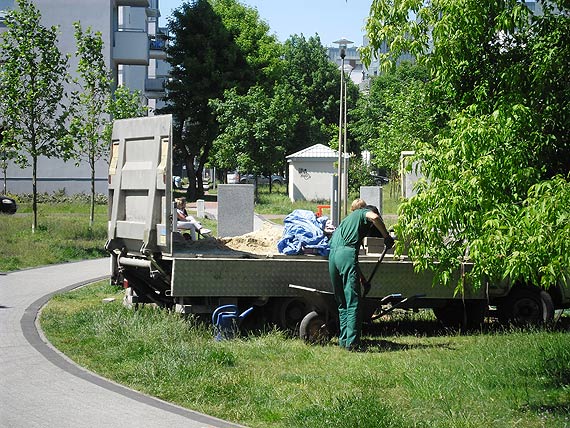 Symbole męskich organów przy placu zabaw?