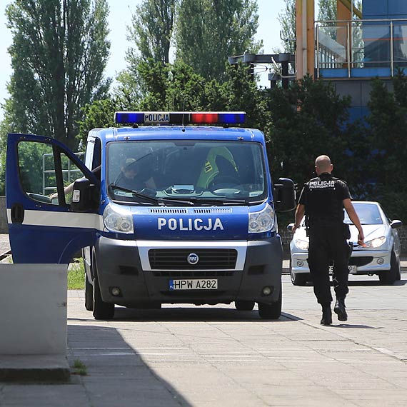Była kradzież czy nie? Czarne BMW zniknęło z parkingu i odnalazło się przy promenadzie