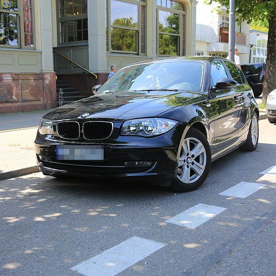Była kradzież czy nie? Czarne BMW zniknęło z parkingu i odnalazło się przy promenadzie