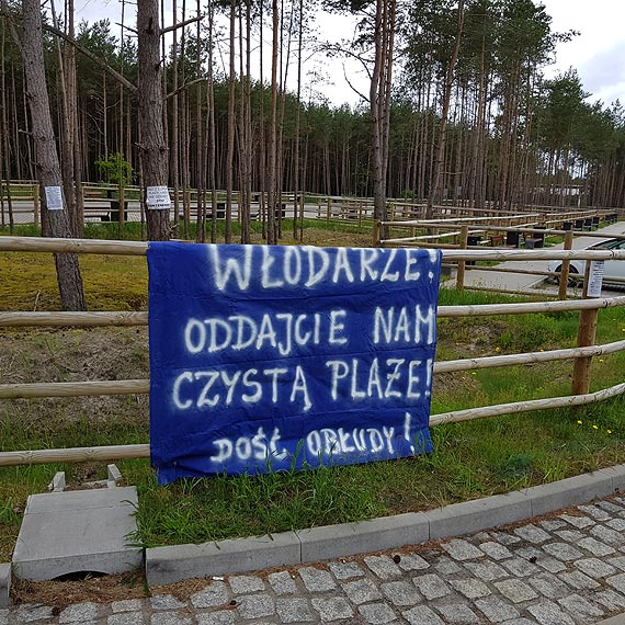Nikt nie przyznaje się do brudnej plaży na Warszowie. Plaża niczyja?
