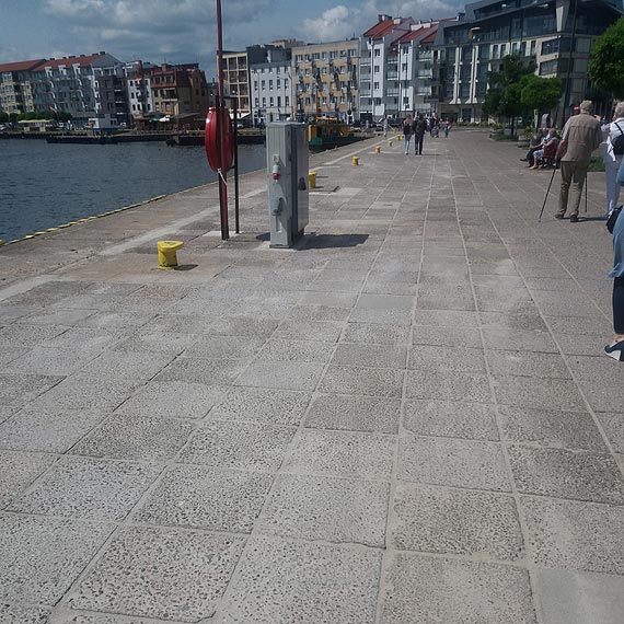 Czytelnik: Na czym polega remont czci nabrzea? Na przeoeniu starych pyt chodnikowych?