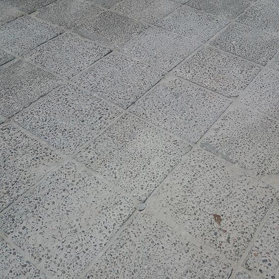 Czytelnik: Na czym polega remont czci nabrzea? Na przeoeniu starych pyt chodnikowych?