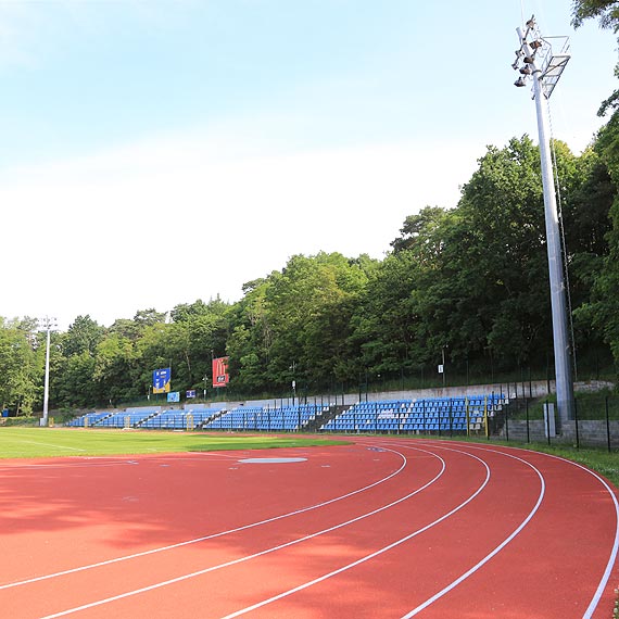 Stadion miejski zmienia się w lekkoatletyczną arenę! W tym tygodniu malowano linię na bieżni