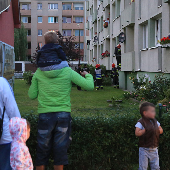 Straacy musieli wchodzi przez okno. W mieszkaniu leay zwoki mczyzny. Zobacz film!