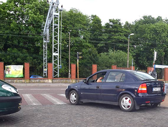 Uparty kierowca zablokował innym wyjazd. Zwykłe chamstwo czy ignorancja?