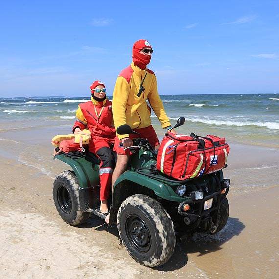Spaleni słońcem? Raczej osmagani wiatrem - lipcowa aura nie rozpieszcza plażowiczów