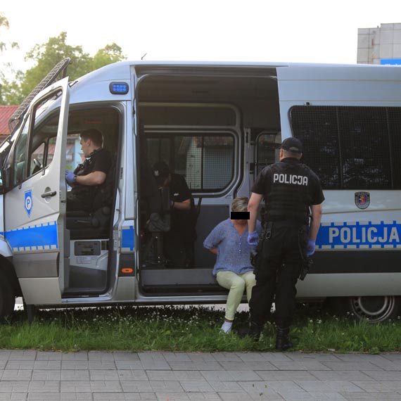 Policjantka zostaa zaatakowana podczas kontroli drogowej. Agresywna Niemka prawdopodobnie bya pod wpywem alkoholu. Zobacz film!